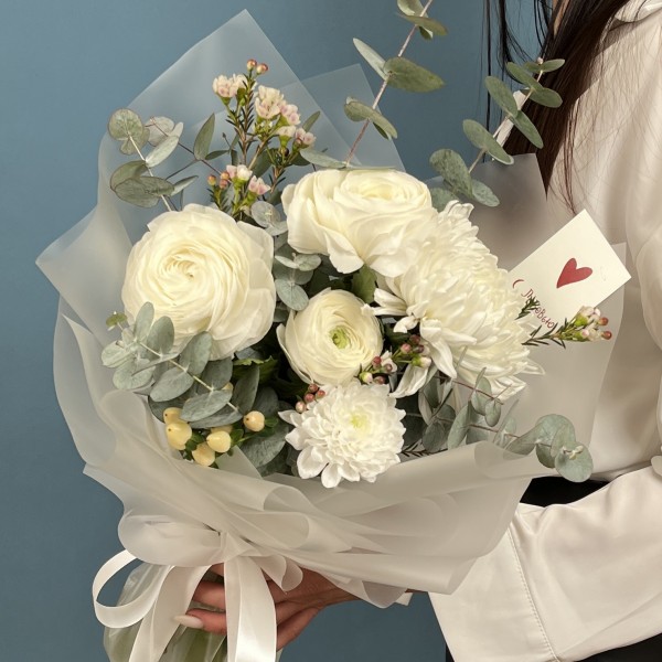 Нежный букет с ранункулюсами Белый шелк